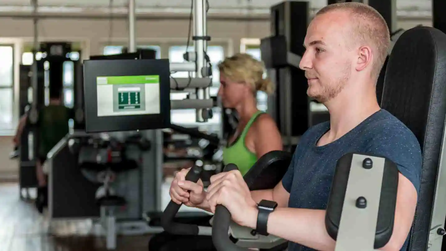 zwei Personen, die mit der Lorenzen Training App im Studio trainieren