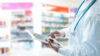 Arzt mit iPad in Apotheke