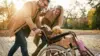 Junge Familie mit Kind im Rollstuhl an einem sonnigen Herbsttag draussen