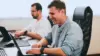 Zwei Programmierer bei der Arbeit am Schreibtisch