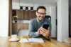 Ein Mann nutzt eine digitale Gesundheitsanwendung zu Hause