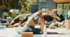 Gruppe macht Yoga draussen Prävention