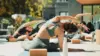 Gruppe macht Yoga draussen Prävention