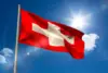 Eine Schweizer Flagge vor blauem Himmel