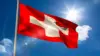 Eine Schweizer Flagge vor blauem Himmel