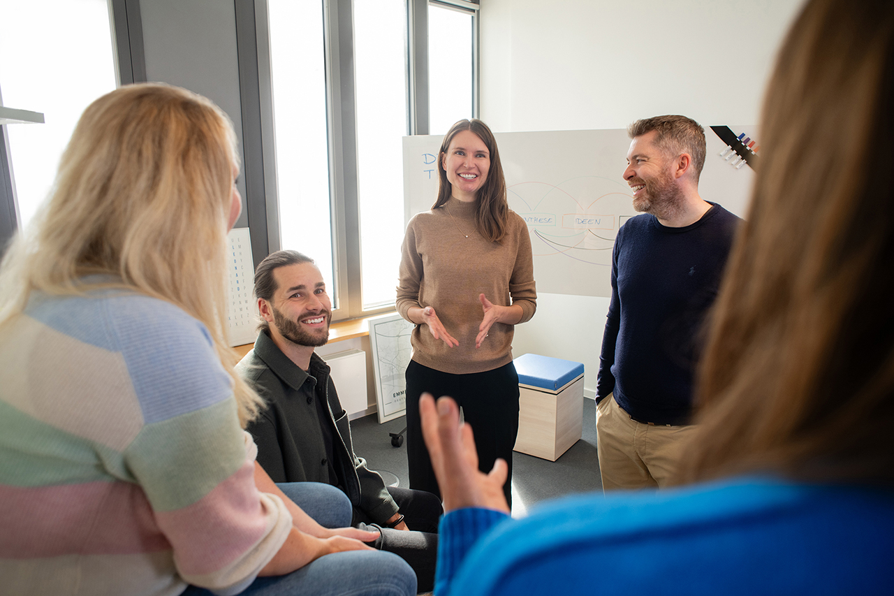 Bornholdt Lee Arbeitsgruppe mit Mitarbeiter*innen